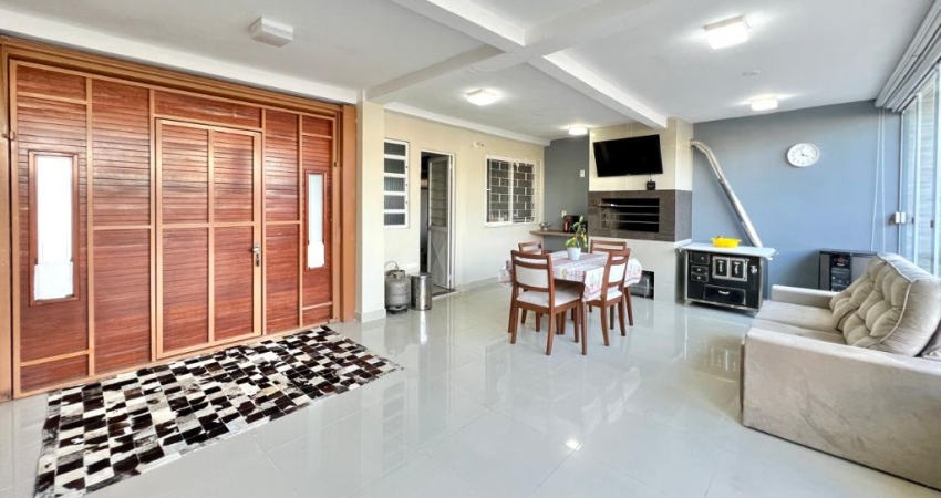 Casa com pátio á venda toda reformada no bairro Harmonia em Canoas!