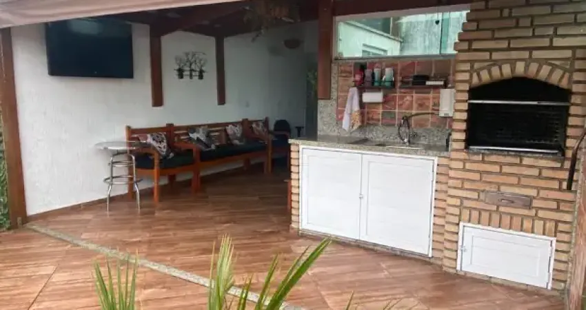 Cobertura impecável com área gourmet e planejados - 2 dormitórios e 1 vaga