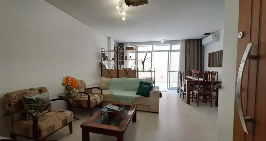 Apartamento com suíte, quintal e 2 vagas — condomínio super baixo