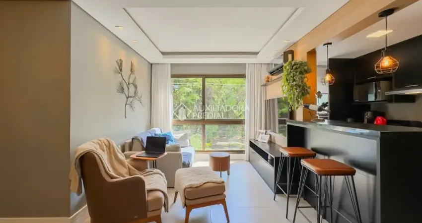 APARTAMENTO TOTALMENTE MOBILIADO, EM FRENTE UMA BELA PRAÇA!