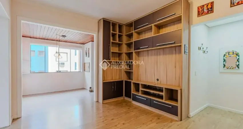 Apartamento semimobiliado de 2 dormitórios com suíte e 2 vagas no bairro Tristeza – Porto Alegre