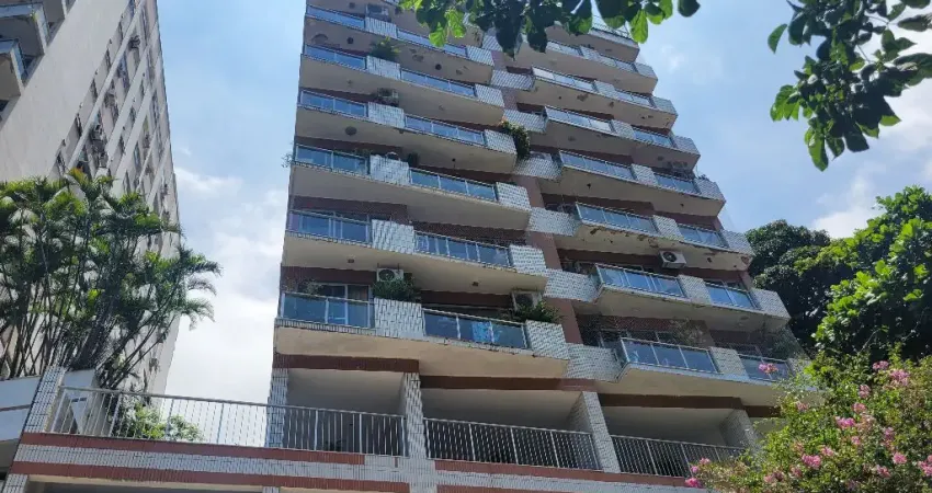 Apartamento espaçoso com 3 quartos no Cosme Velho