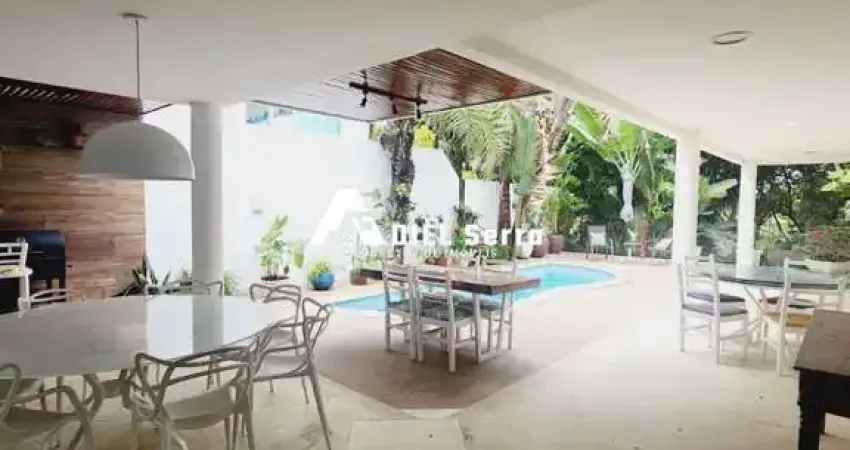 Alphaville I - 750m² total - 5 quartos sendo 3 suítes - Cozinha integrada à piscina - Deck - 7 banheiros sendo 1 Lavabo - 4 vagas