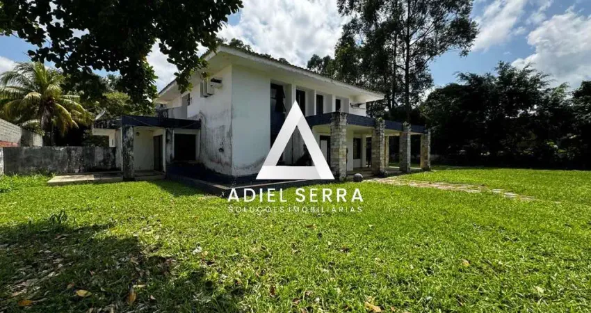 Laura de freitas - 3.300m² - 4 quartos sendo 3 suítes - 80% plano - piscina - quiosque c/ churrasqueira - 3 vagas - condomínio c/ infraestrutura