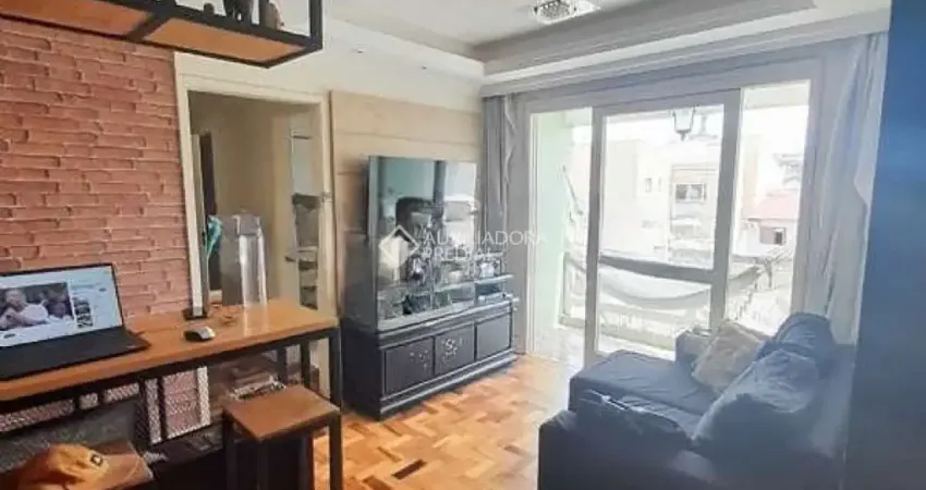 Apartamento reformado com 2 quartos no bairro Cristal