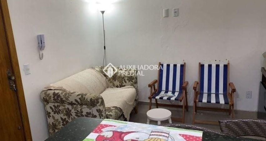 EXCELENTE APARTAMENTO TÉRREO, QUARTO, COZINHA, LIVING COM PISO LAMINADO.
