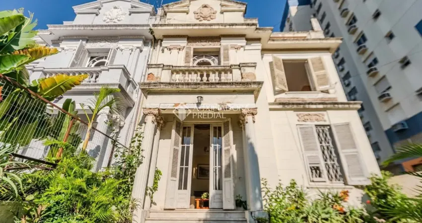 Casa estilo neoclássico: 4 dormitórios, 175m² e grande potencial comercial ao lado do shopping total!