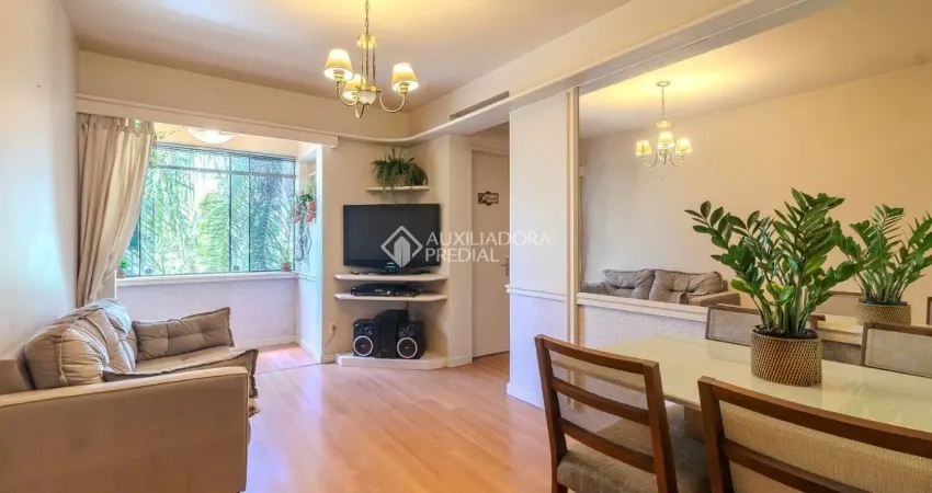 Apartamento com 2 dormitórios no sarandi. reformado, semi mobiliado e sacada integrada, próximo à cassol