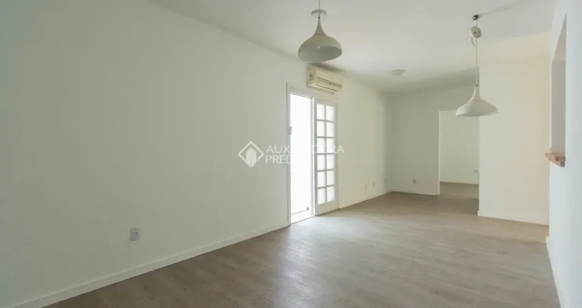 Apartamento com 1 dormitório no bairro auxiliadora. exclusivo, com pátio privativo e 62m².