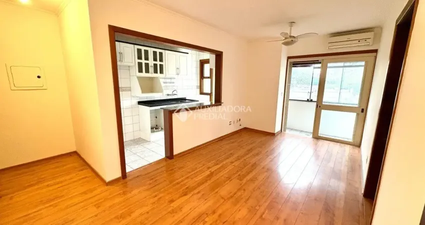 Apartamento com 1 dormitório na carlos von koseritz. sacada com churrasqueira, conceito aberto e vista.