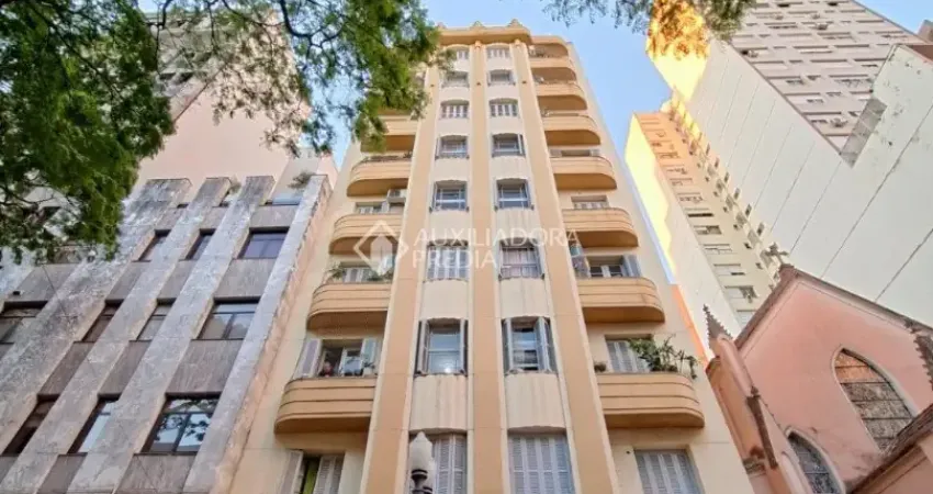 Apartamento térreo reformado com 2 dormitórios: pátio privativo e garagem na rua dos andradas