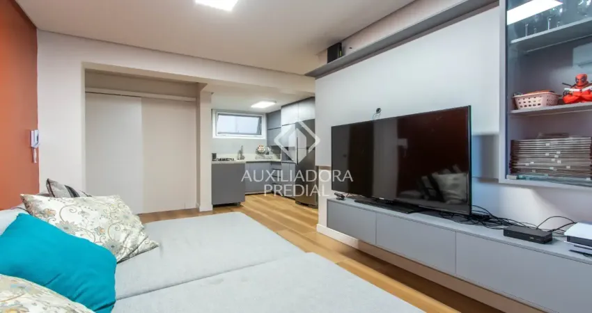 Apartamento de 2 dormitórios reformado! térreo em posição alta na rua álvaro alvim