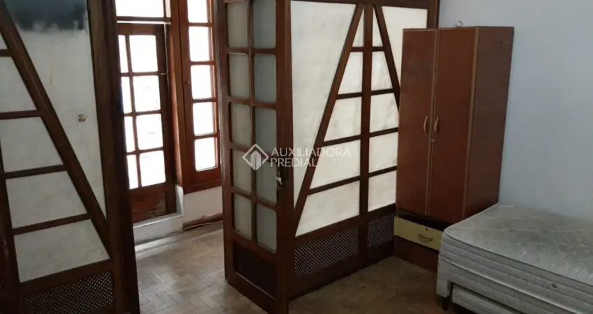 Apto amplo, 3 quartos, sala, coinha, 2 banheiro, mais 78m² de áres.