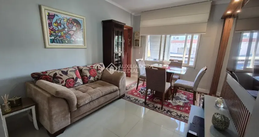 Apartamento reformado e semimobiliado no bairro Floresta, 1 dormitório, 44m².