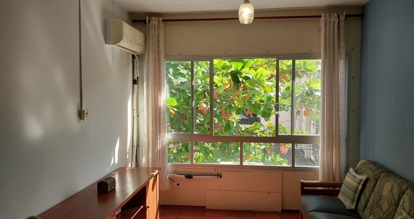 Apartamento amplo, iluminado, a poucos metros da praia Pitangueiras.