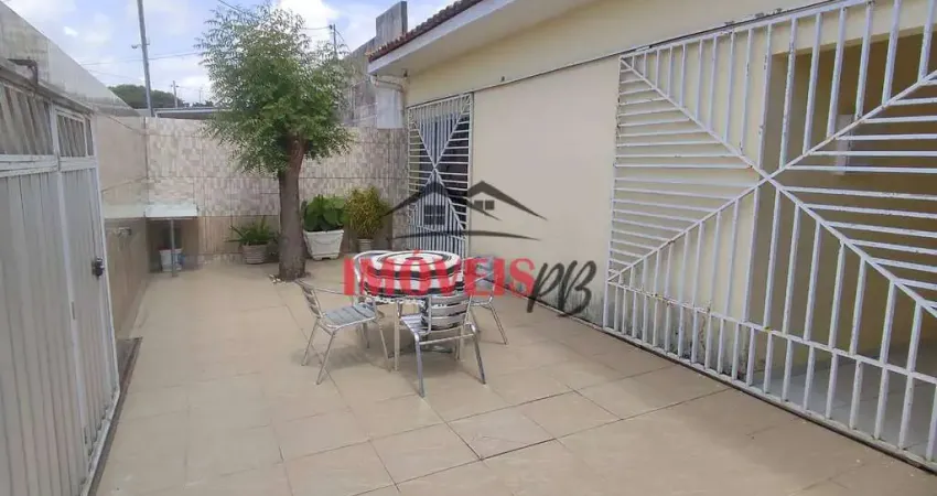 Casa no bairro do valentina bem localizada com 3 quarto sendo 2 suítes.