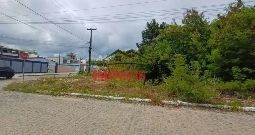 Terreno de esquina com acesso calçado próximo a praia.