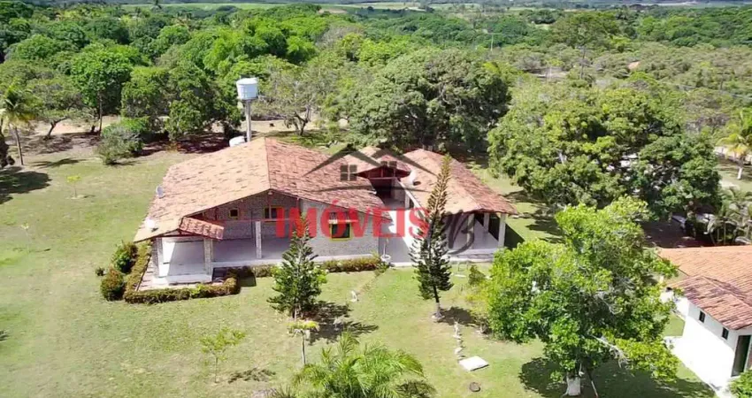 Granja beira de pista com 5.5 hectares próximo às praias e a capital.