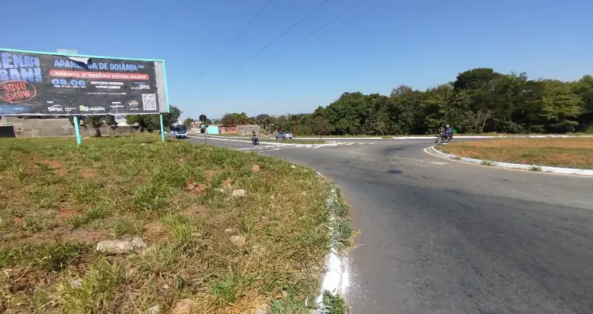 Cabeça de quadra no encontro de 4 avenidas movimentadas perto da Av. Rio Verde. Aluga sem fiador.