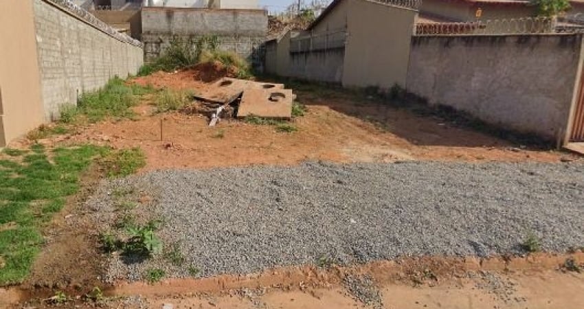 Lote no Parque das Nações, no asfalto, em Aparecida. Região da Serra das Areias.