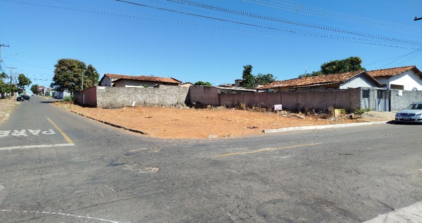 Lote Comercial de esquina em frente a Igreja Cristo Rei. Aluga sem fiador.
