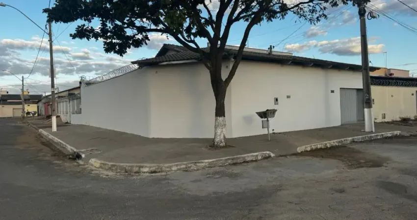 Casa 3 Quartos de Esquina com piscina na região do Portal Sul Shopping