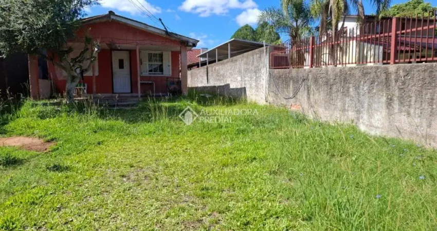 Terreno a venda com ótima testada e excelente posição solar. Casa não averbada em cima de m² ap155,00 roximadamente. Próximo a vários comércios e outras atividades no bairro.