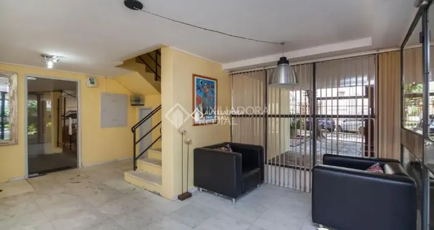 Ótima oportunidade de compra. Apartamento de 02 quartos,  com dependência de empregada completa,  bem espaçoso.  Sala de estar com 2 ambientes,  piso de tabuão original em todo o apartamento. Cozinha 