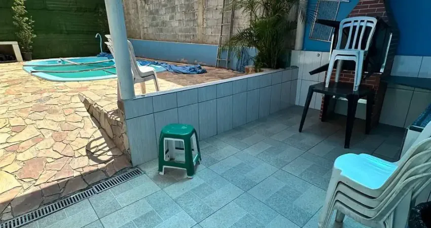 Linda casa com piscina a venda em Itaquaquecetuba, ótima opção de investimento de locação de festas!