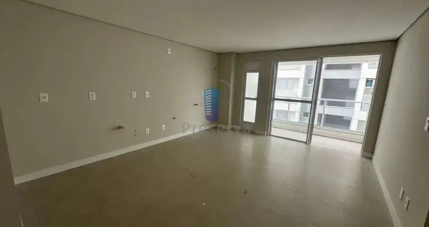 Apartamento com sacada em Home Club