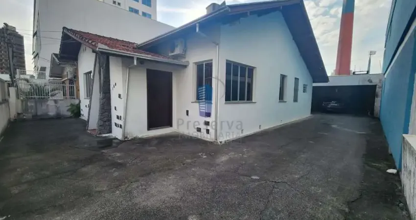 Ampla casa, sozinha no terreno, bem arejada e ventilada, no centro de Itajaí