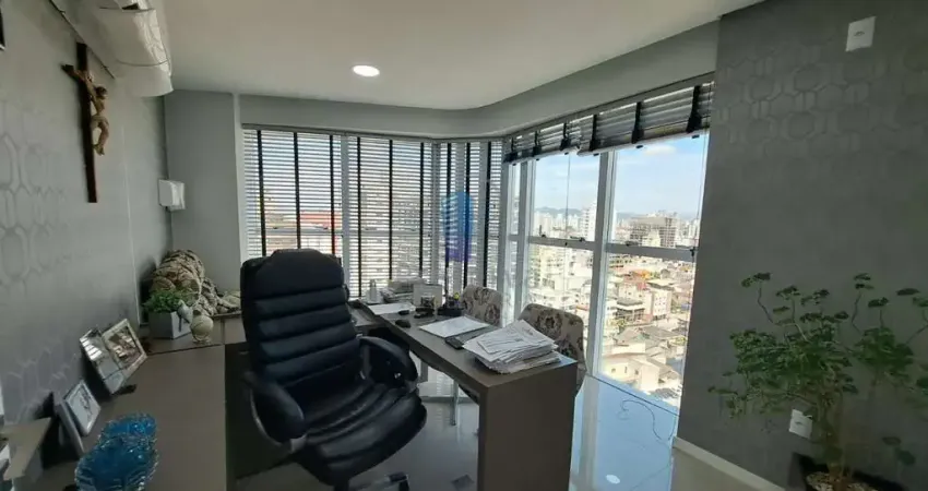 Sala  com 6 ambientes no Centro em prédio Comercial