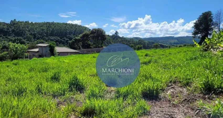 Chácara com lindo terreno de 11m², beira do asfalto em Pinhalzinho!