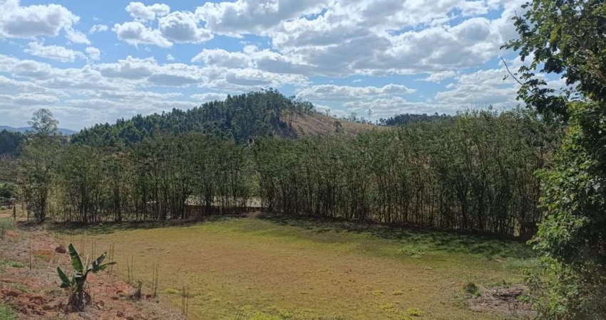 CHACARA EM CACONDE, COM 1.051,78 M² TOTALMENTE PLANA
