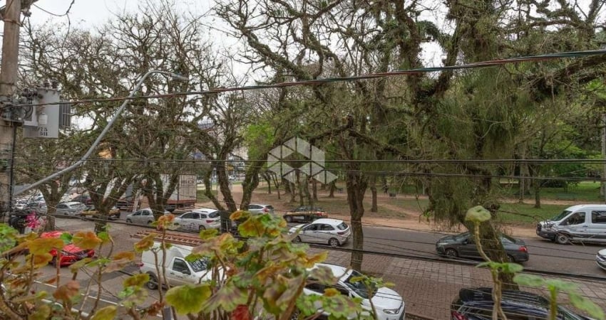Apto a venda de 3 dormitórios, 1 suíte e vaga  em  frente a Praça da Redenção