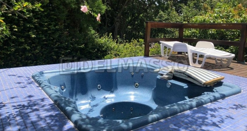 Chácara com jacuzzi em condomínio fechado!
