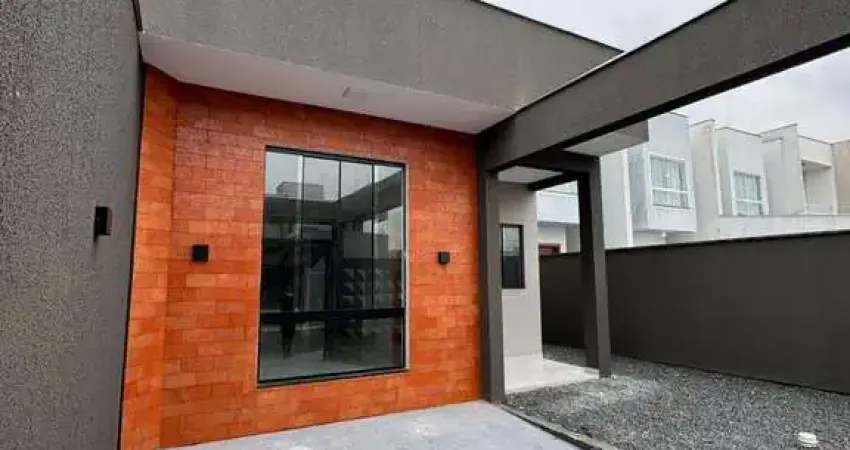 Geminado com 03 quartos e amplo terreno nos fundos!