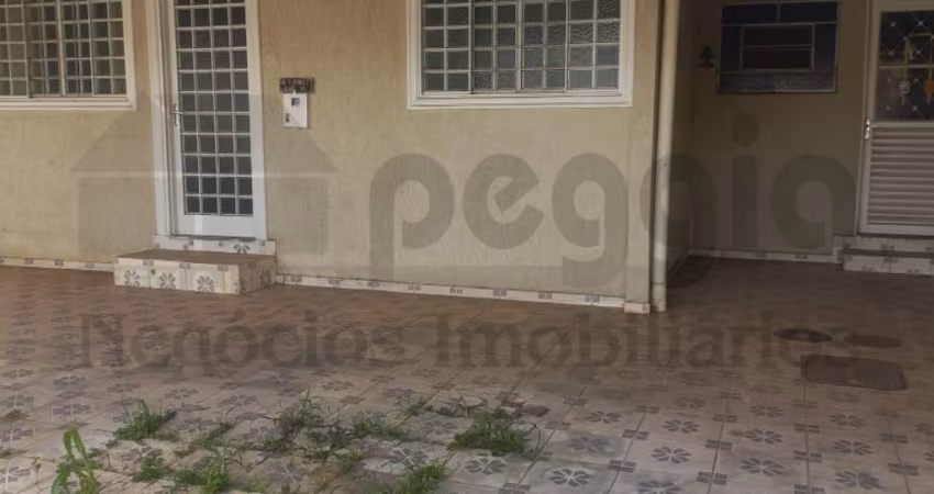 Casa à Venda – Oportunidade com Duas Residências no Lote