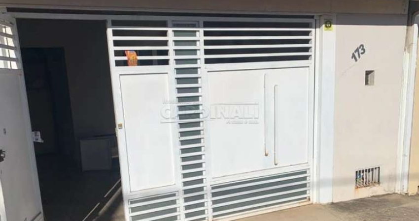 Casa Térrea com Garagem em Ótima Localização e 2 dormitórios.