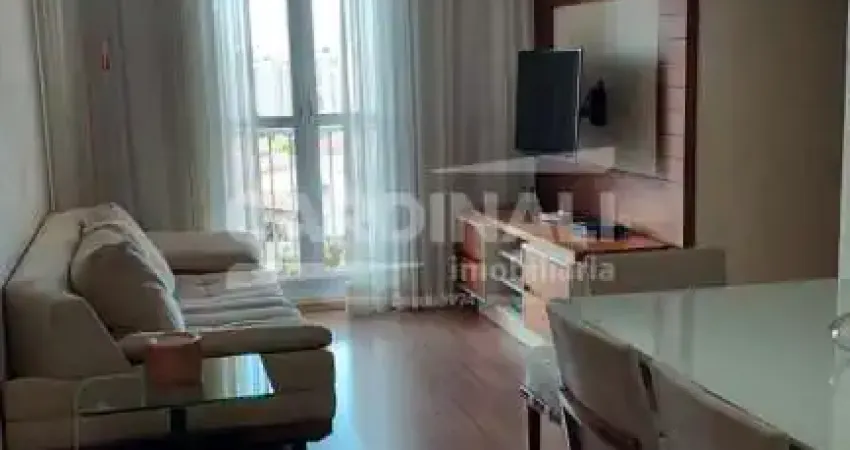 Apartamento de 80 m², com dois dormitórios, dois banheiros e cozinha integrada à área de serviço, oferecendo espaços amplos e bem distribuídos.