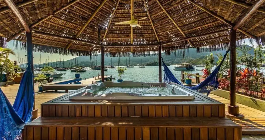 Residência exclusiva à beira-mar com píer privativo em angra dos reis