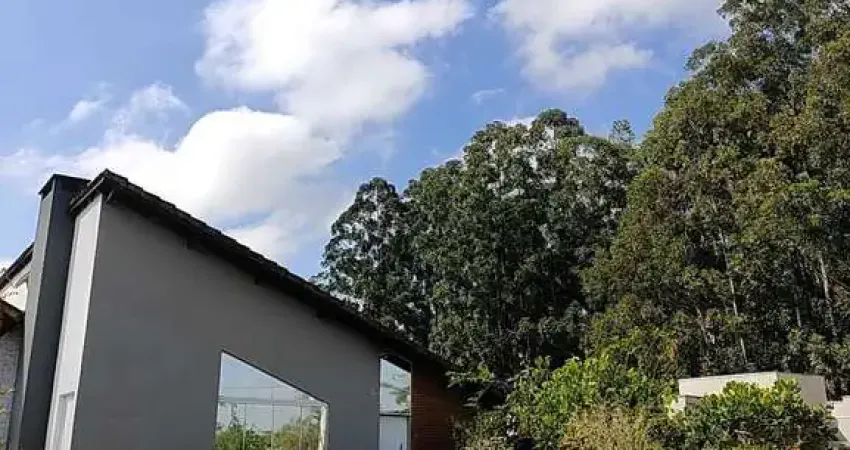 Casa de campo em condomínio com portaria e segurança 24h, 1h20 de São Paulo. Oportunidade!