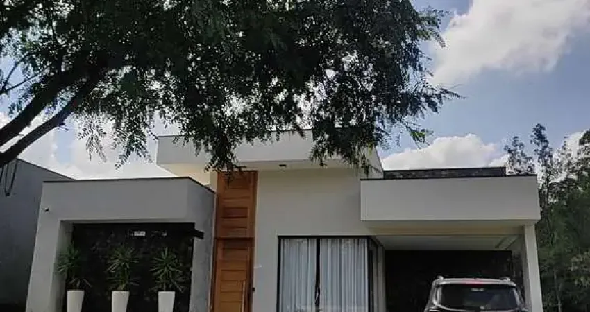 Belíssima casa a venda com vistosa fachada compondo grandes vidros temperados. Ambientes totalmente clean, integrados e com acabamentos diferenciados.
