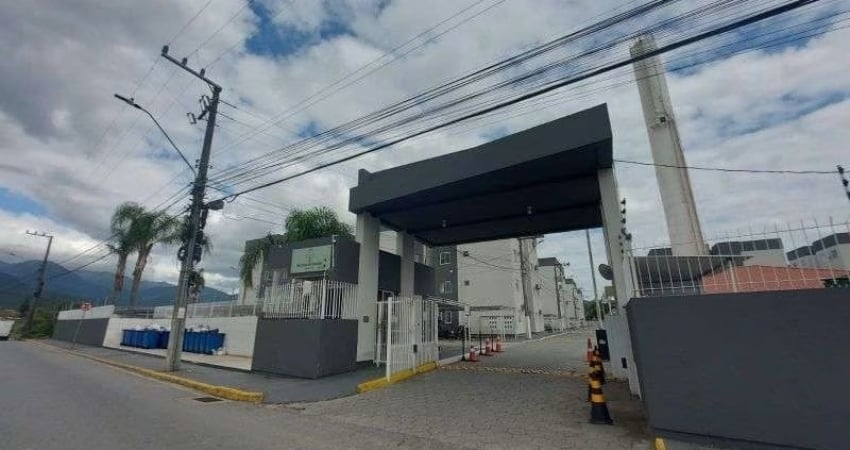 Apartamento térreo reformado e semi-mobiliado.