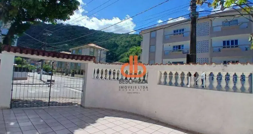 Amplo sobrado no marapé com três quartos, jardim e duas vagas de garagem