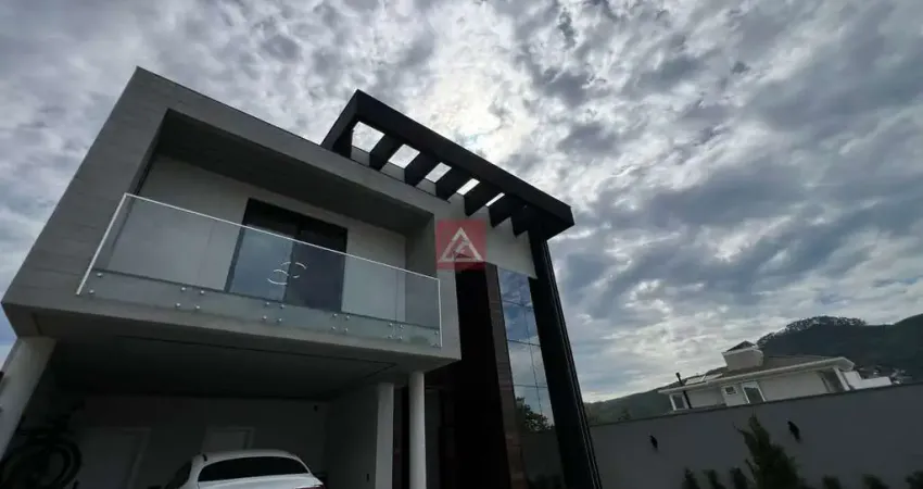 CASA NO RESIDENCIAL DELTAVILLE DE TRÊS SUÍTES COM PISCINA E MOBILIADA