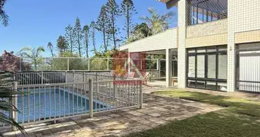 CASA DE ALTO PADRÃO COM SAÍDA PARA PRAIA NO MORRO DAS PEDRAS