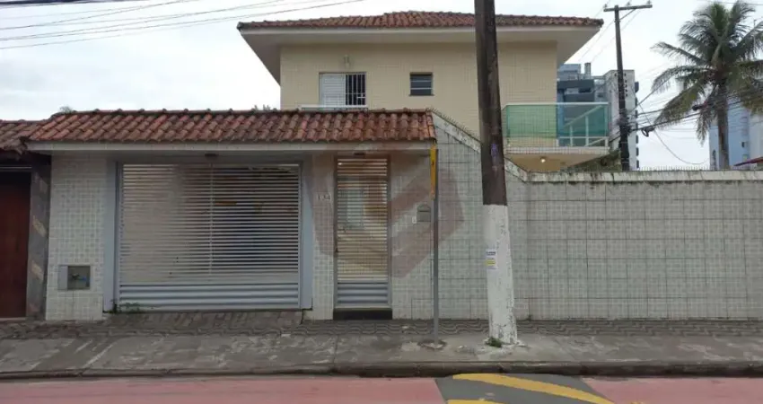 Sobrado no Centro de Bertioga – 3 Dormitórios à 150 m da Praia!