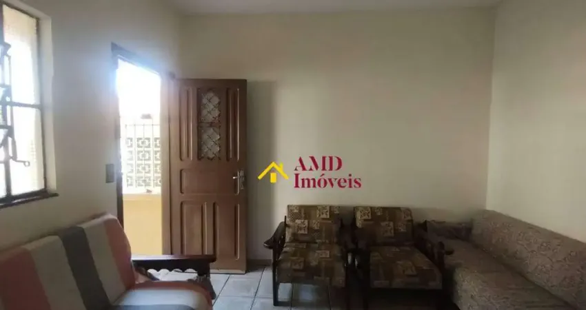 Casa térrea à venda na Vila Rezende, com mais 2 casinhas nos fundos, ambas com entradas independentes.