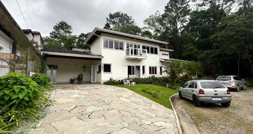 Casa de condomínio em Ubatuba, estuda troca com apartamento em São Paulo